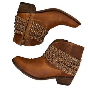 Steve by Steve Madden | Janne Studded Brown Ankle Boots size 7.5